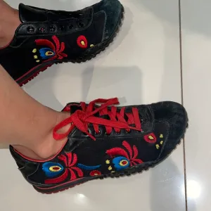 Crne patike sa cvetnim ukrasima