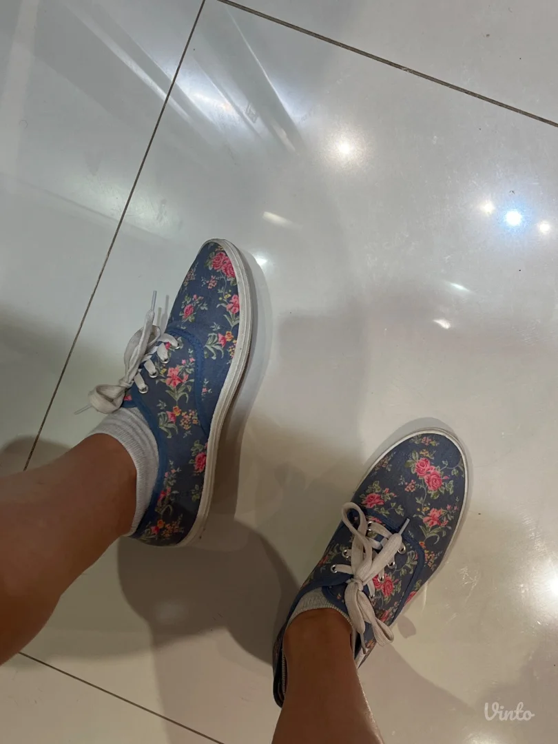 Platnene plave patike sa cveticima