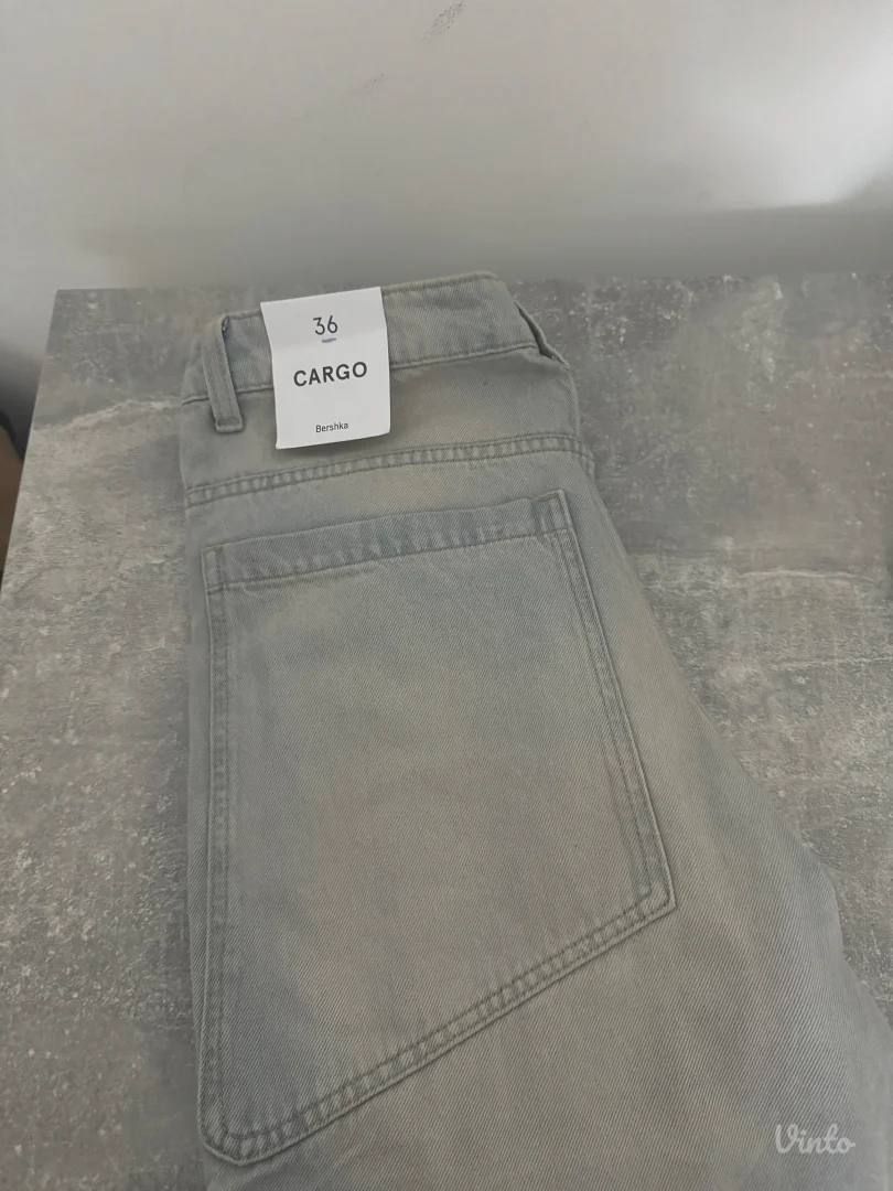 Nove sa etiketom bershka cargo farmerice 36