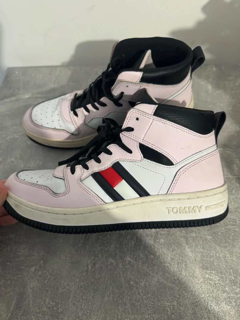 RASPRODAJA Tommy Hilfiger patike 39