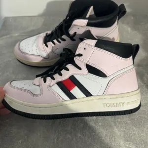 RASPRODAJA Tommy Hilfiger patike 39