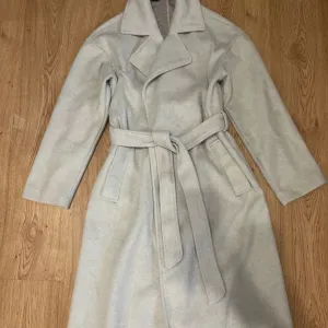 Zimski dugi kaput svetlo sive boje