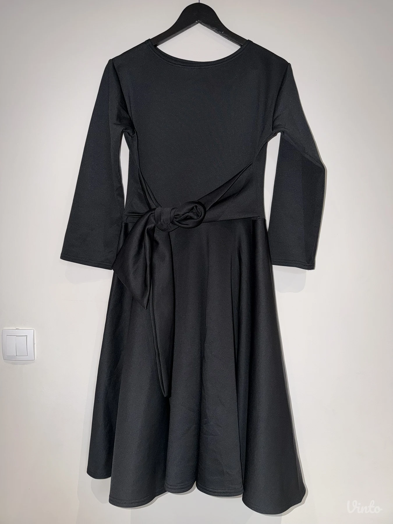Crna elegantna haljina od skube