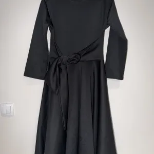 Crna elegantna haljina od skube