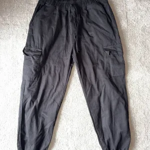Crne pantalone sa džepovima