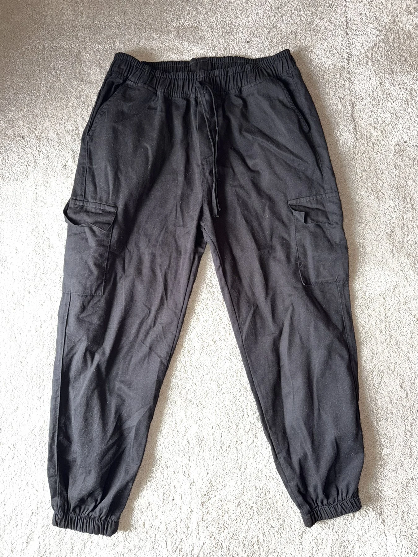 Crne pantalone sa džepovima