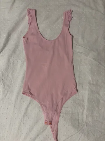 Roze cropp bodi