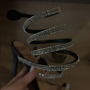 Crne elegantne stikle