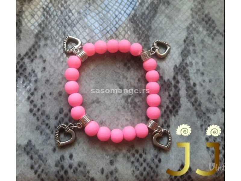 Narukvica roze sa srcima