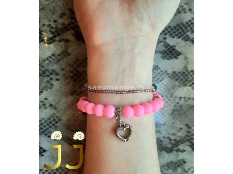Narukvica roze sa srcima