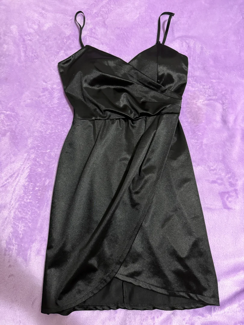 Crna satenska haljina