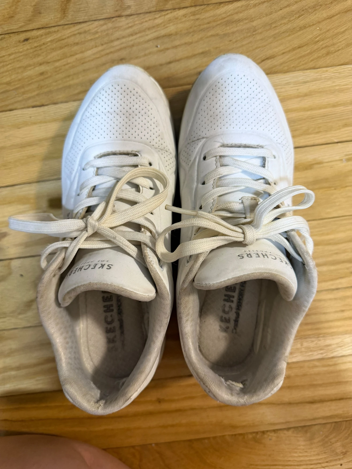 Skechers- bele patike broj 37,5