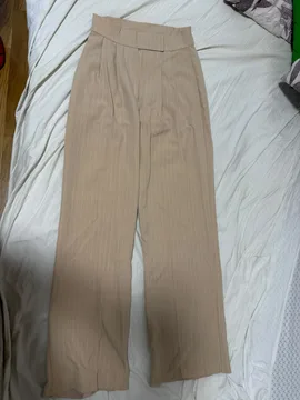 Bež pantalone sa belim prugicama veličina S/M