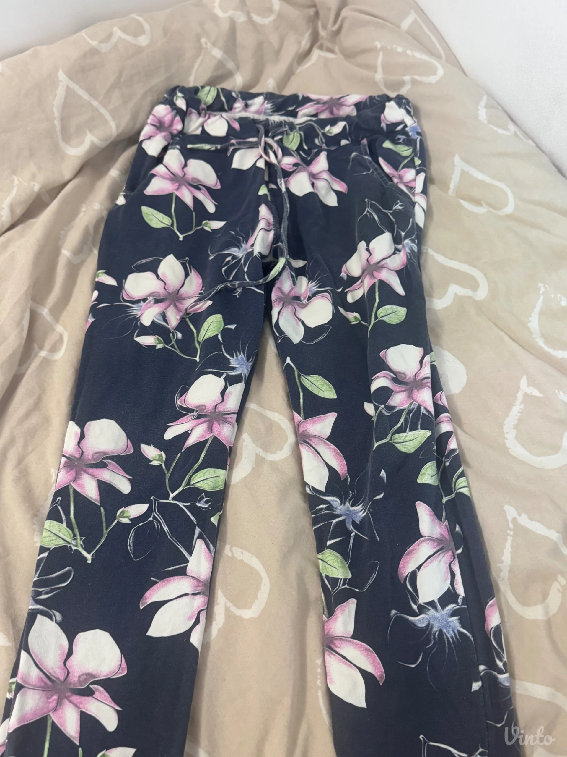 Cvetne pamučne pantalone