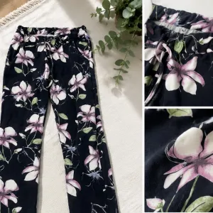 Cvetne pamučne pantalone