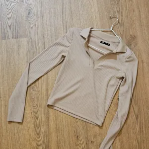 Sinsay bluza na kragnu