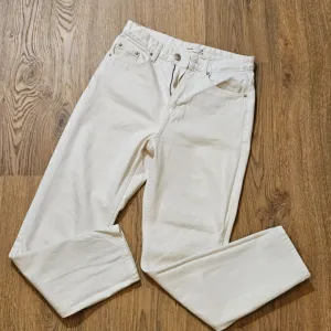 Sinsay mom jeans bele boje