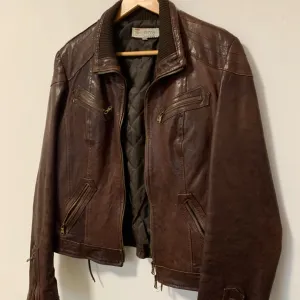 Ženska kožna jakna