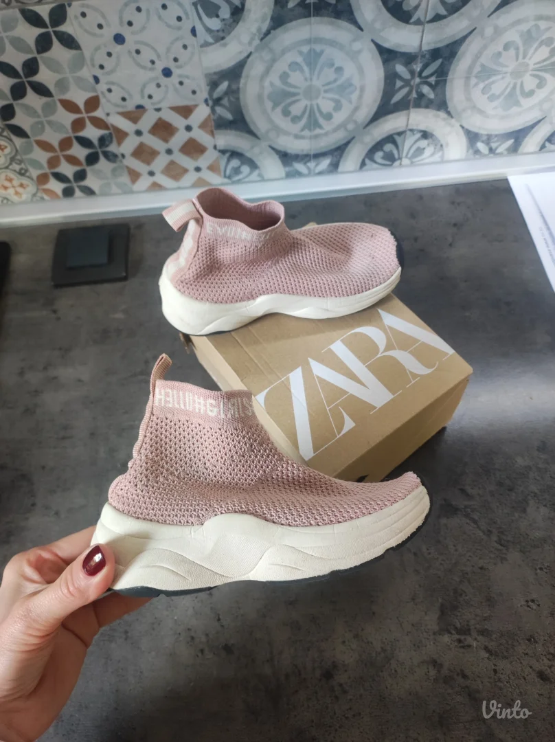 Zara carapa patike 28