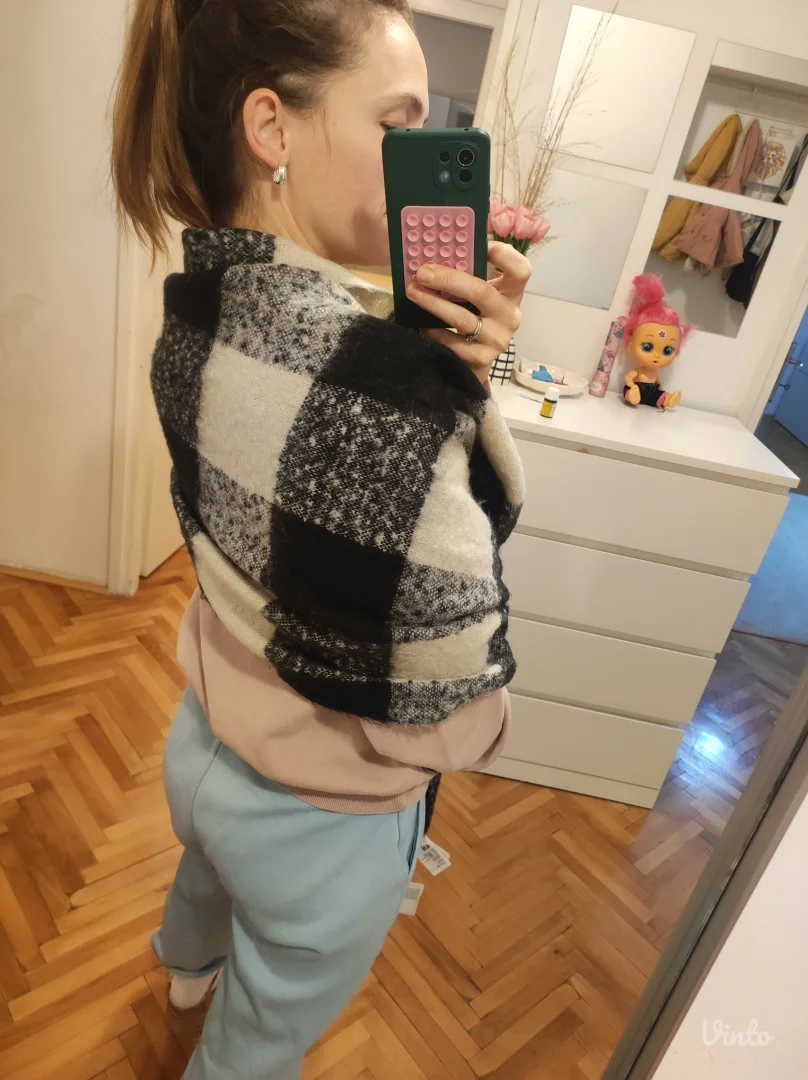 NOVO ogromni debeli sal crno/krem HM