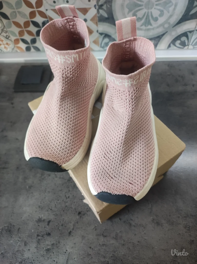 Zara carapa patike 28