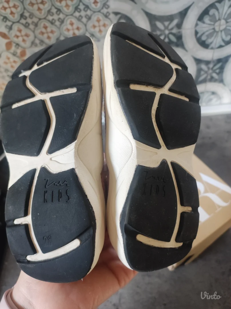 Zara carapa patike 28