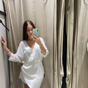 Bela elegantna haljina