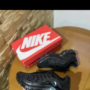 Prodajem Nike TN Triple Black patike – ORIGINAL