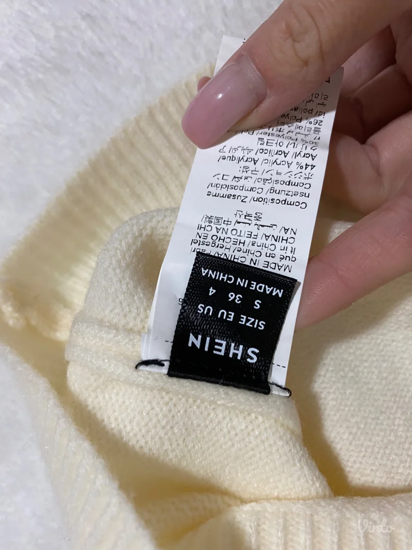 Džemper na pola ramena