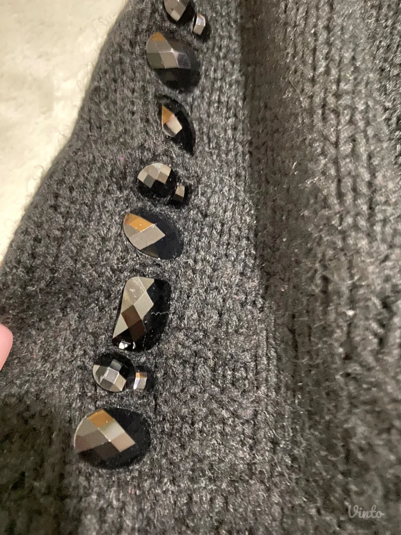 Džemper teget boje sa cirkonima na rukavima