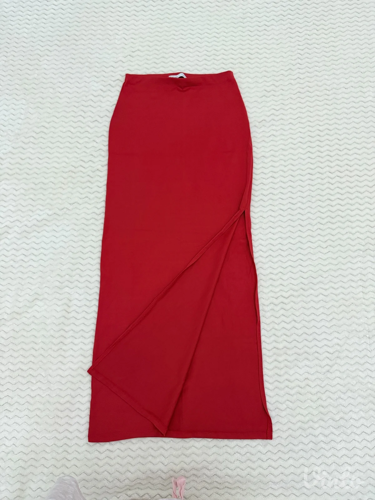 Bershka crvena maksi suknja sa šlicem