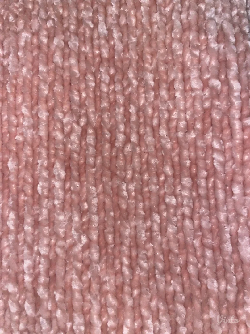 roze pleteni dzemper