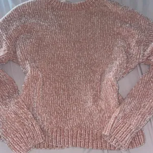 roze pleteni dzemper