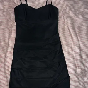 Crna elegantna haljina