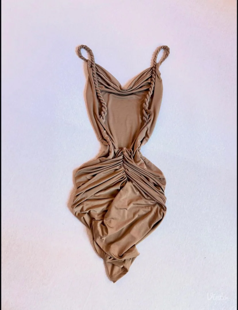 Bež haljinica bez ledja