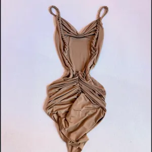 Bež haljinica bez ledja