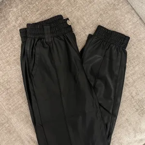 Crne kožne pantalone