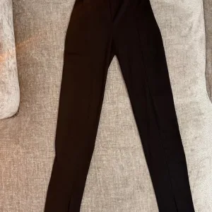 Crne pantalone