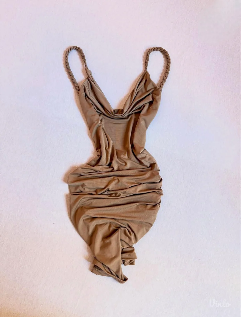 Bež haljinica bez ledja