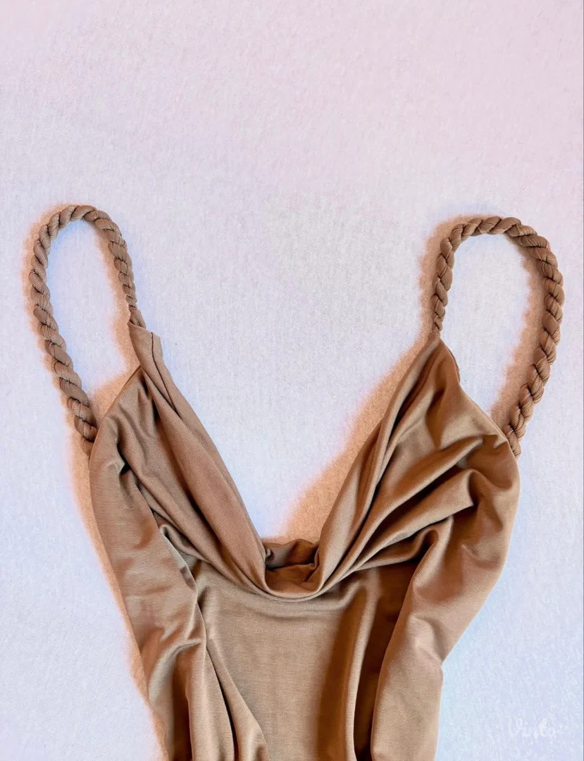 Bež haljinica bez ledja