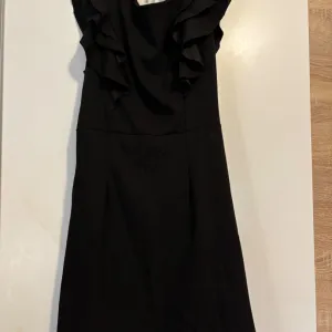 Crna haljina sa karnerima