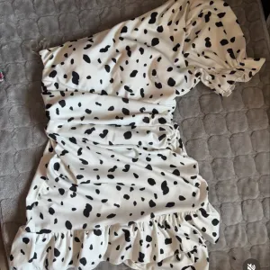 Haljina bela s tufnama