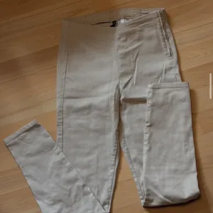 H&M bež pantalone