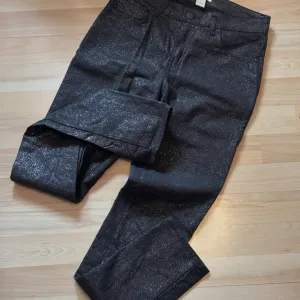 H&M - svetlucave pantalone