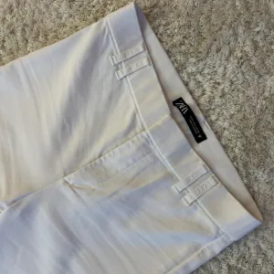 Zara bele pantalone zvonarice