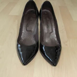 Salonke - kožne, lakovane, br. 37