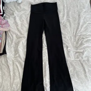 Bershka zvonaste helanke