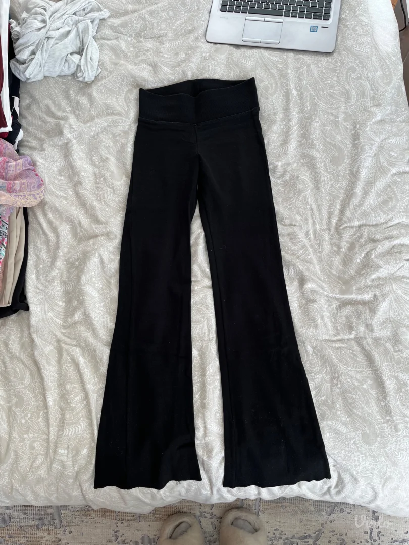 Bershka zvonaste helanke