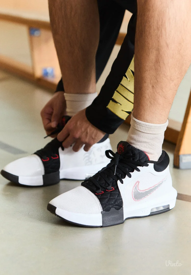 Patike Lebron Witness