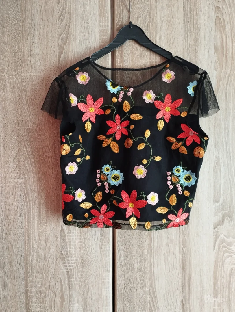 Elegantna Crna Bluza od Tila sa Cvetnim Vezom